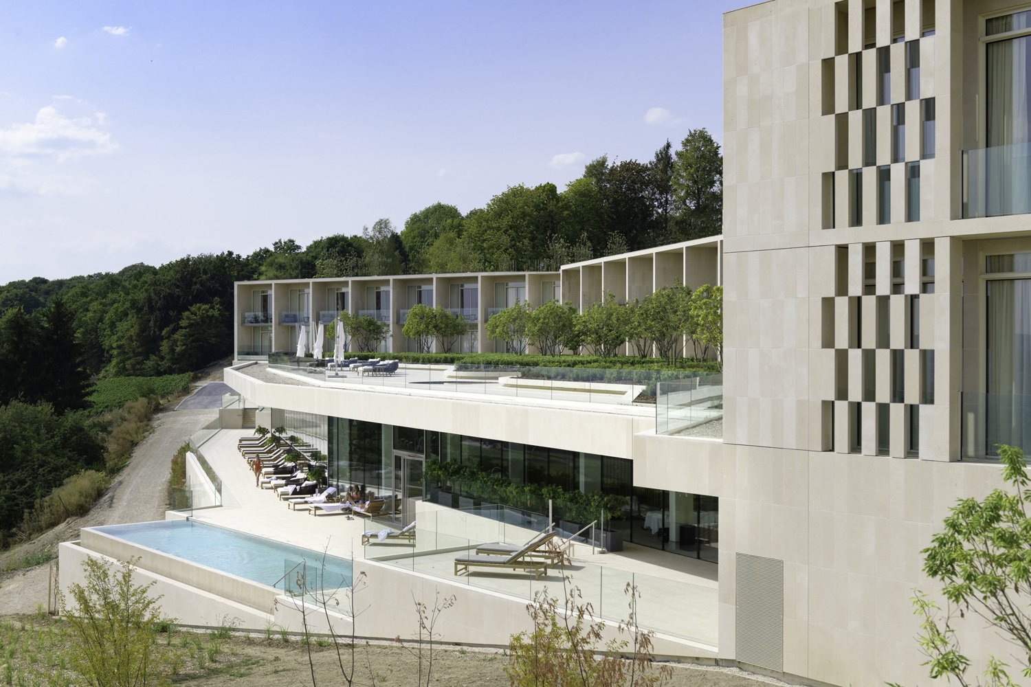 The terraces and the outdoor infinity-edge pool | Fred Laures