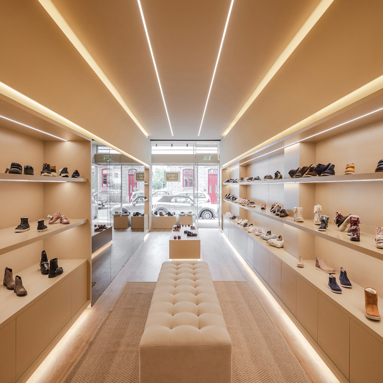 Raulino Silva Arquitecto - Smart Walk, store where the shoes exalt the design