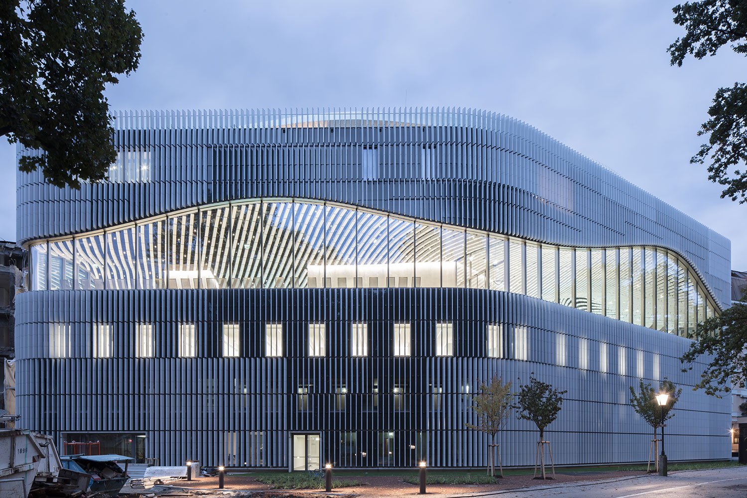 The geometry of the building is swivelled towards the Kurgarten | Christian Richters │ Berger+Parkkinen Architekten