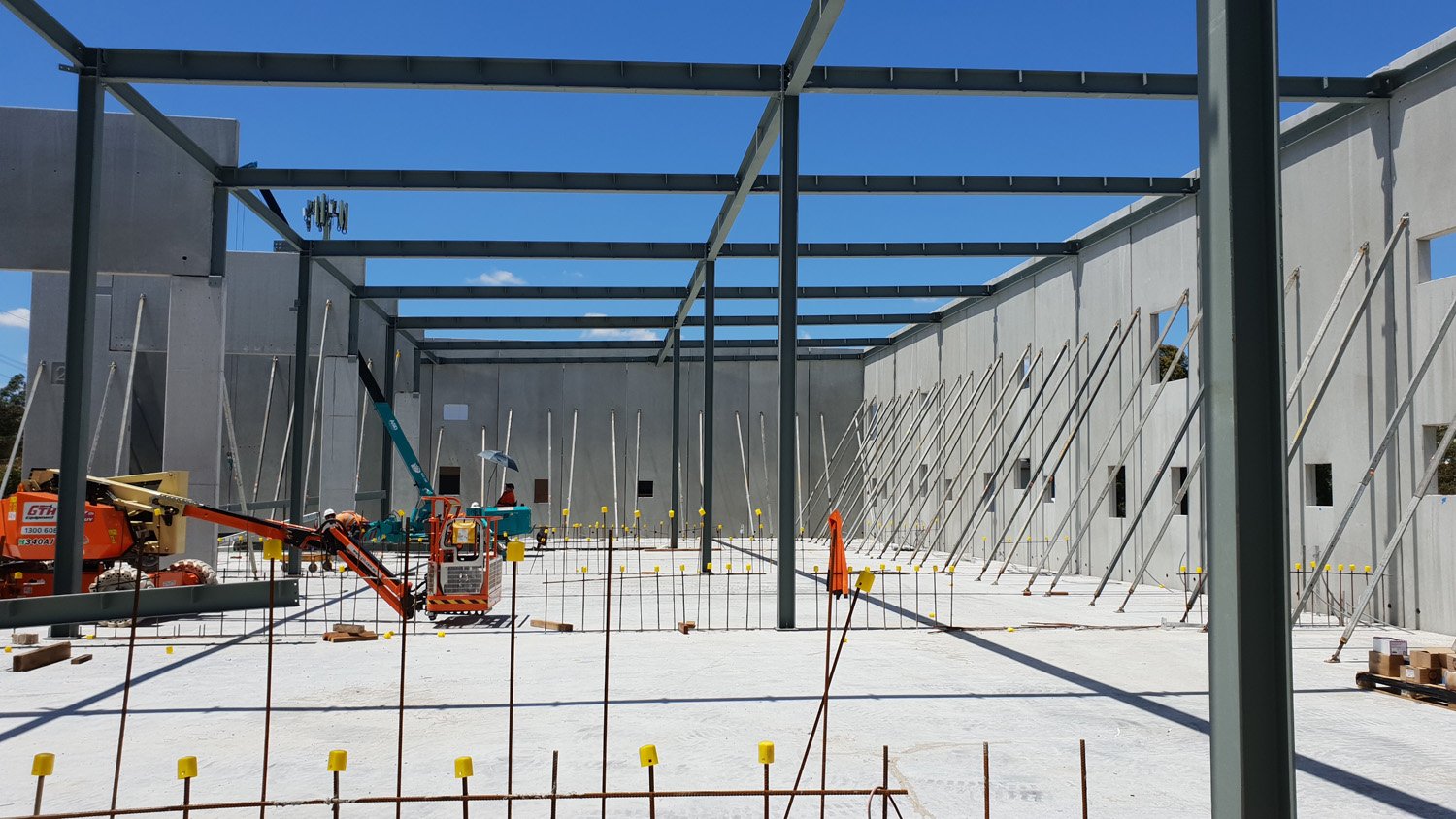 Structure in place - Precast panels laterally supported by steel roof framing | Joseph Alliker