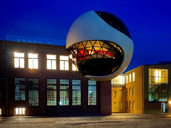 Niemeyer Sphere at night | © eyrise