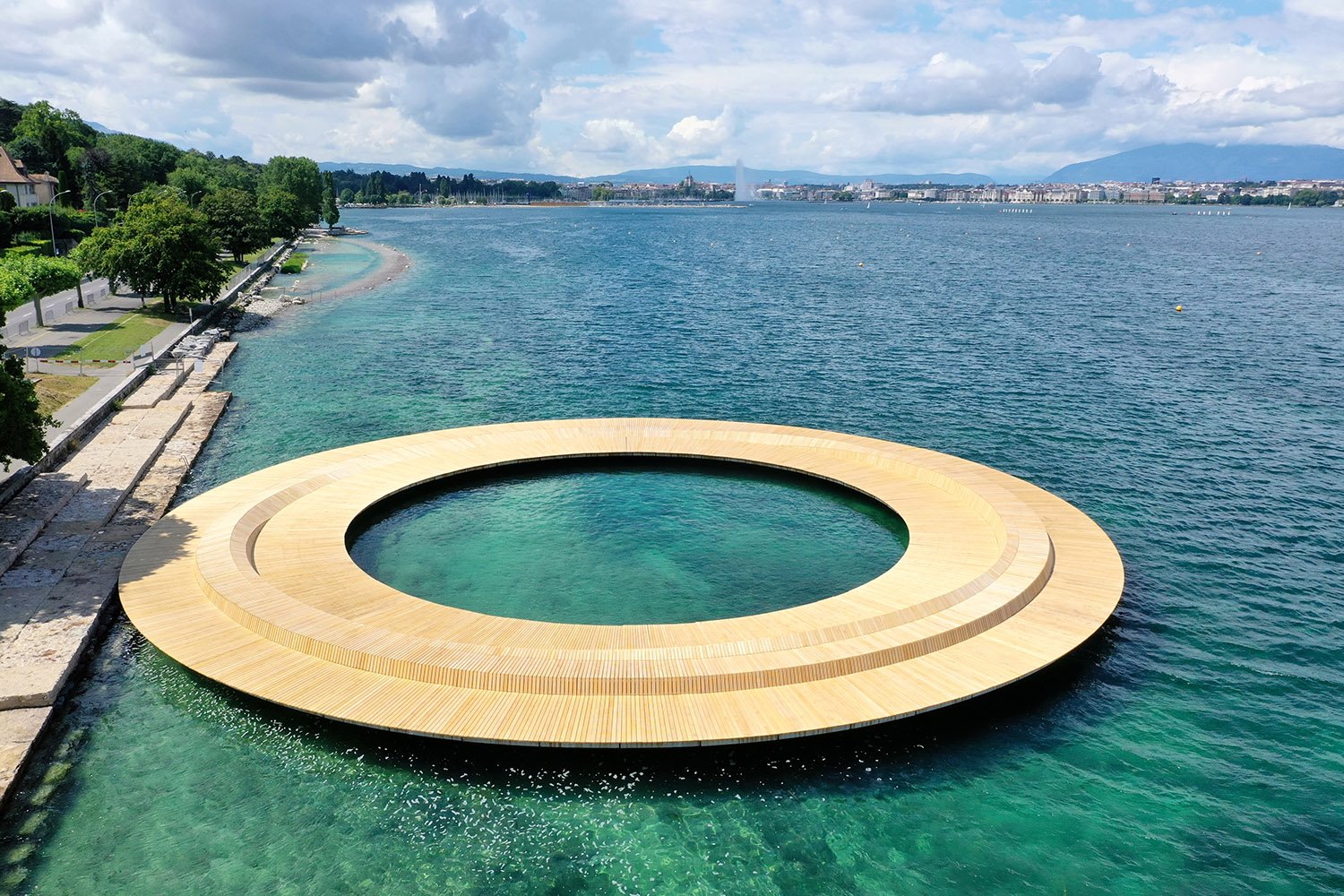 Lacustrine Installations, the circular pontoon for a dynamic context