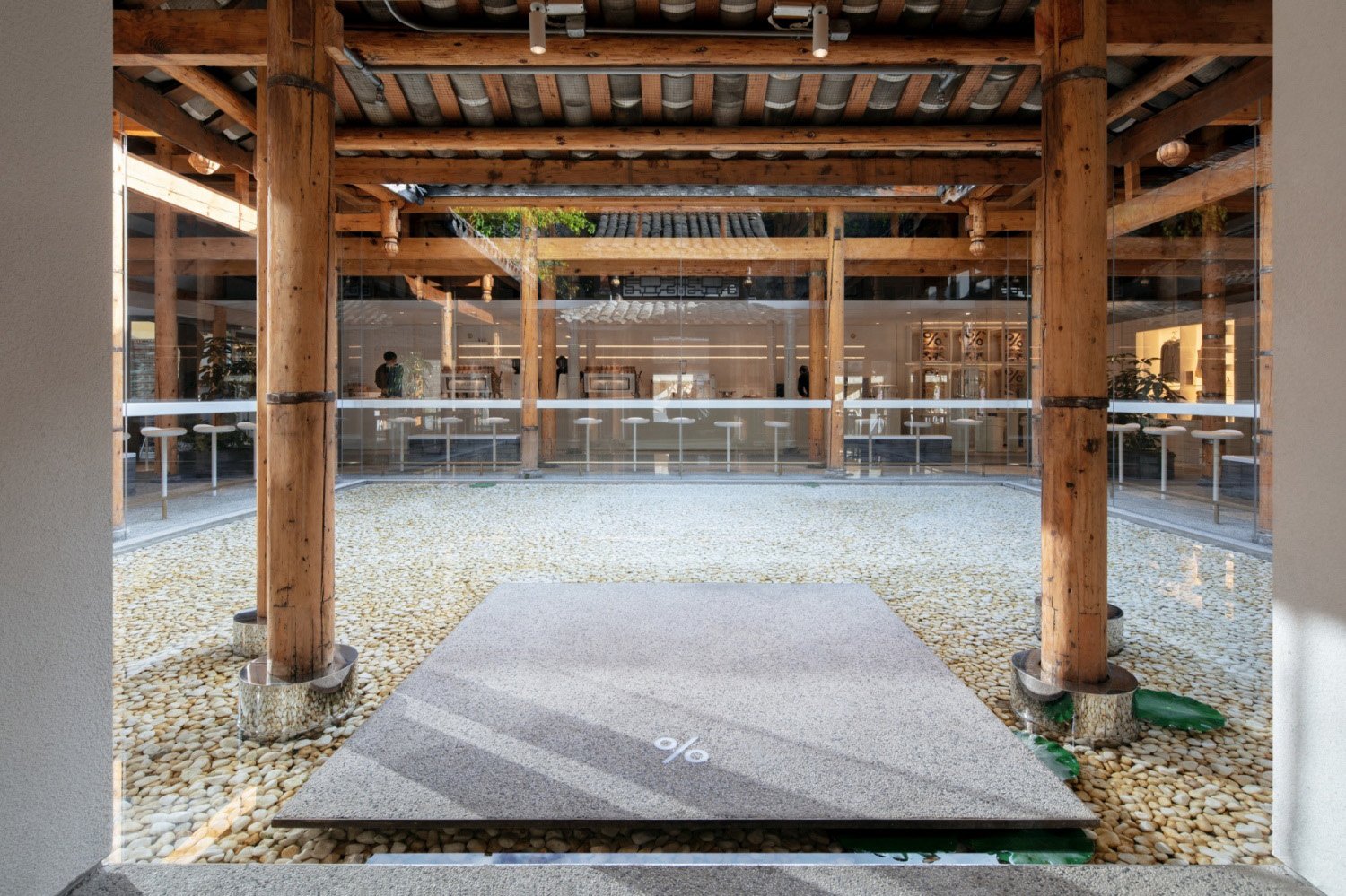 The entire courtyard has been transformed into a simple and modern white pool | Zhi Xia