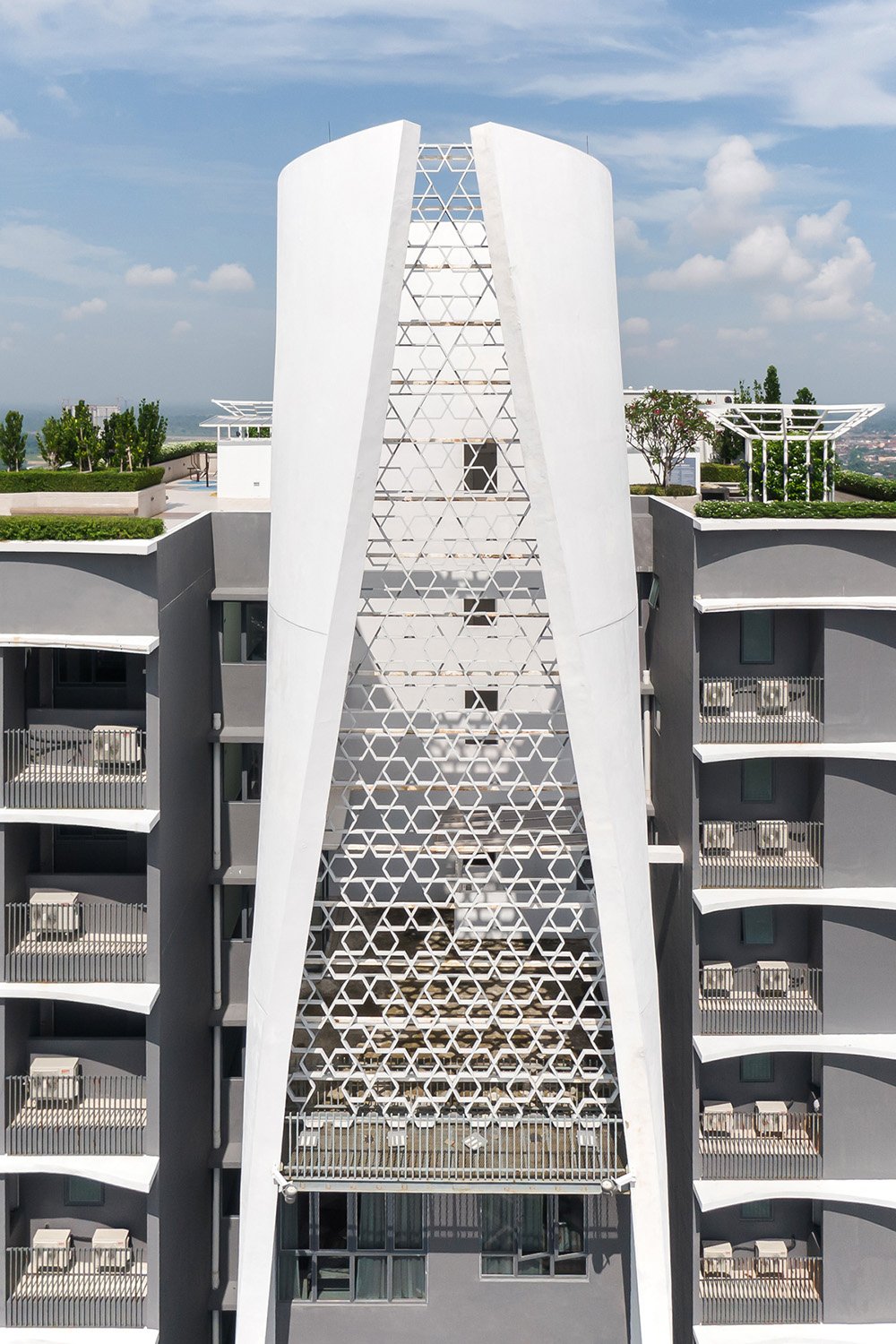 Aerial view of the three-dimensional arch crowning the building inspired by Du’a, a gesture of praying hands, reflecting an Islamic praying expression. | David Yeow