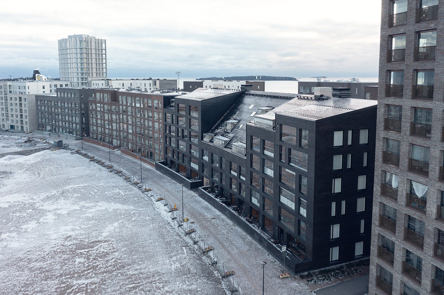 A wintery view. The Karlsson Housing is situated on a slightly curving street along along the Park of Good Hope that runs through the Jätkäsaari Island. | Hannu Rytky