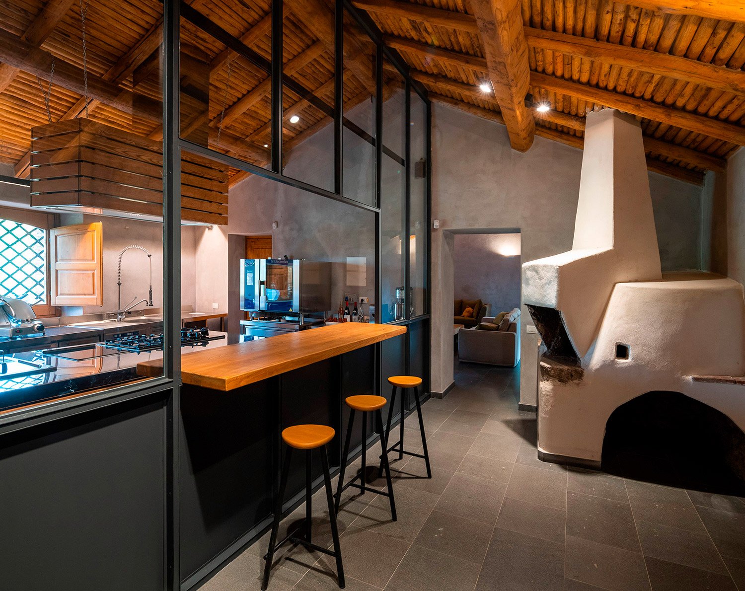 The new kitchen and the ancient oven | Alberto Moncada, MAB arquitectura