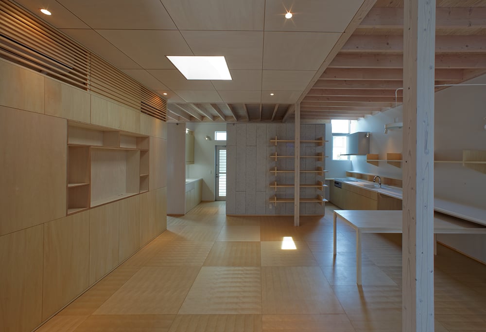 The view from the entrance with in the center the living area and the kitchen to the right | 