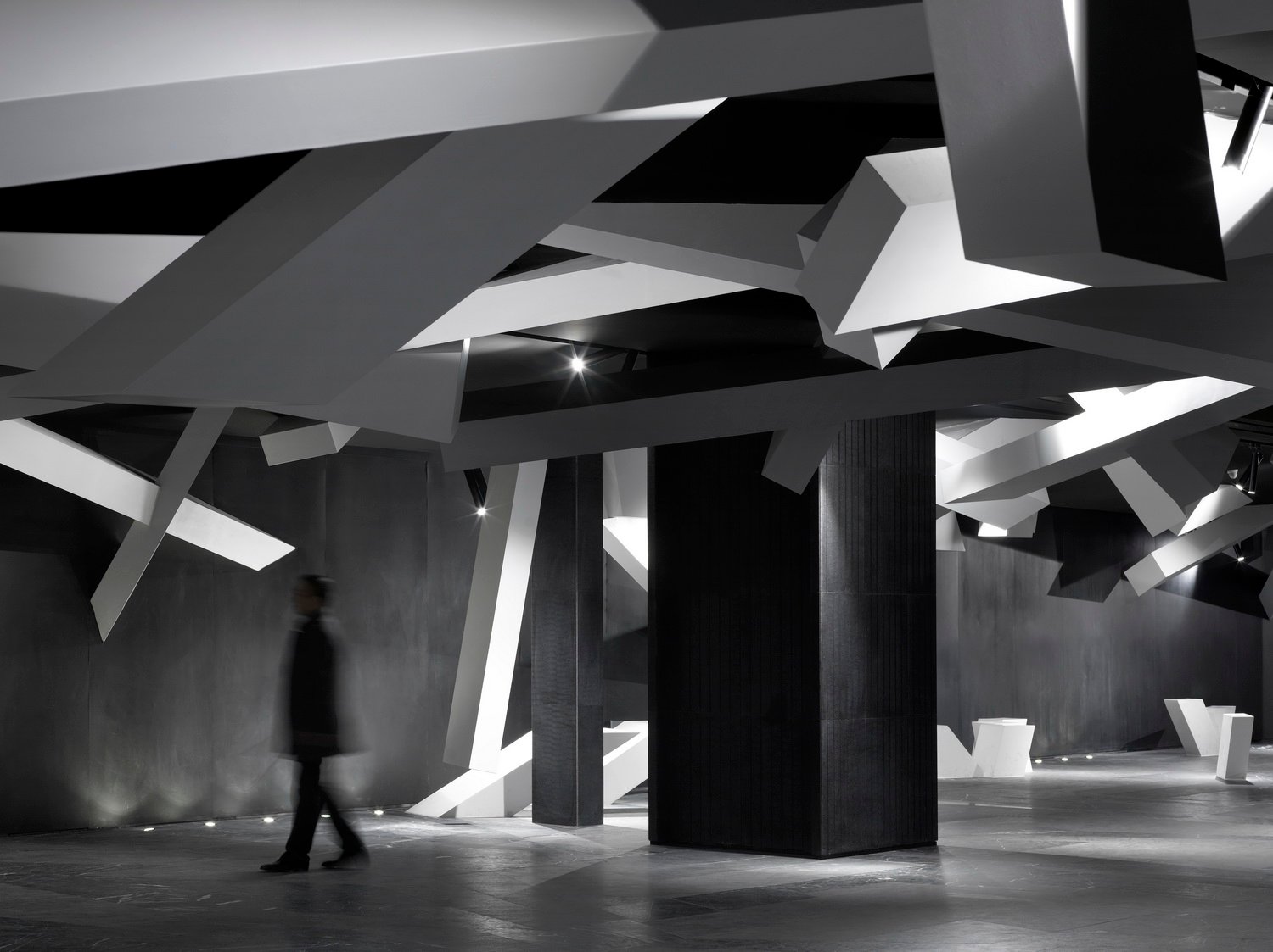 These irregularly-shaped pillars crisscrossed with each other to give a unique visual effect | 