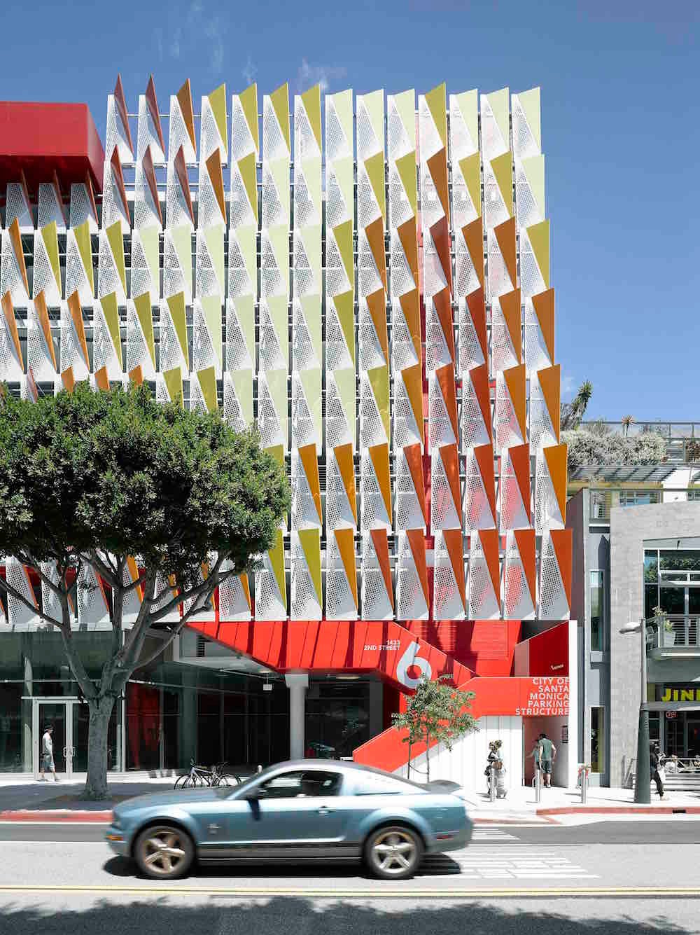 The garage serves several major local and tourist destinations with 750 parking spaces throughout eight above-ground and three subterranean levels.  | 