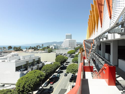 The iconic façade, designed as a series of triangular “sails,” reflects the building’s surrounding ocean and beach environment. | 