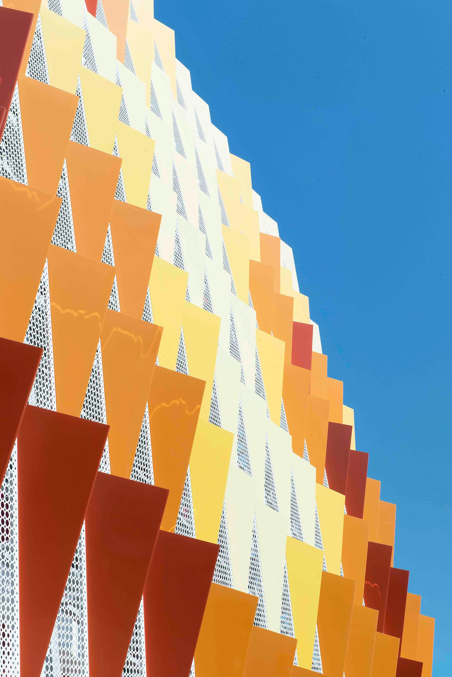 The façade functions as a light-enhancement screen, carefully crafted to bring light deep into the building structure throughout the day. | 