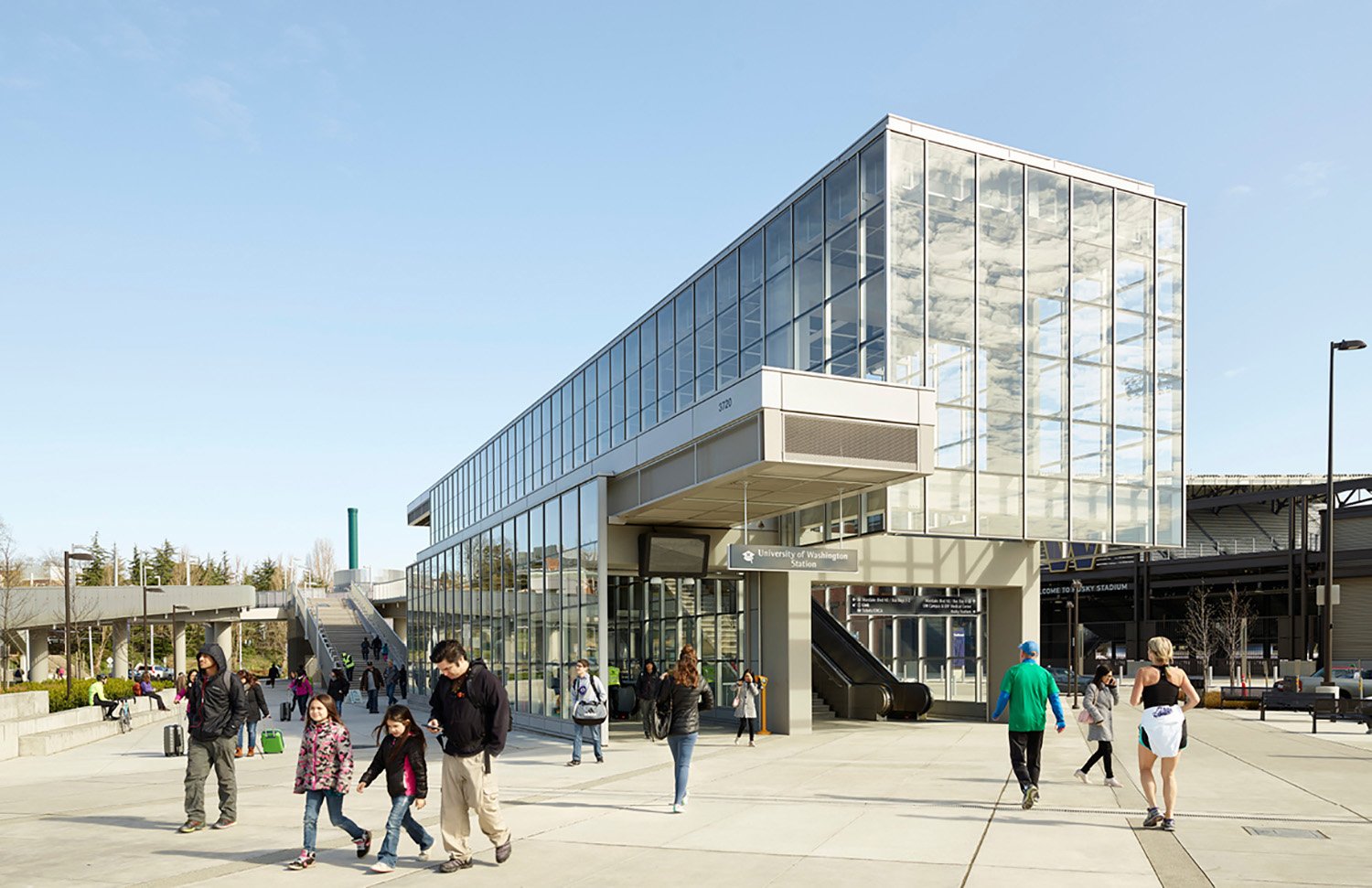 Design elements throughout the station create a sense of movement and connection with the urban framework. Each is carefully considered as part of a larger whole, set within a complex web of uses that enco | Kevin Scott
