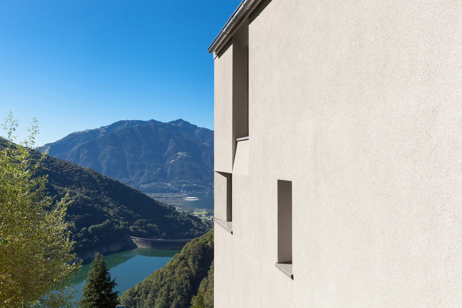 East facade with valley view | Alexandre Zveiger, Lugano CH