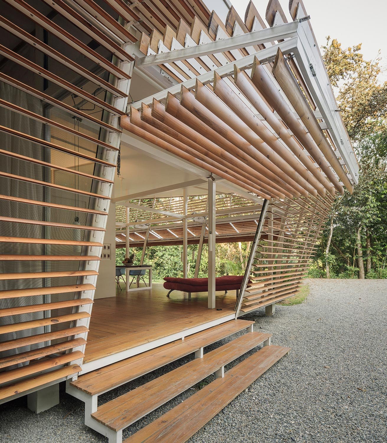 The outer timber-slat walls are set at an incline to reduce the direct impact of sunlight and rainwater. | Fernando Alda