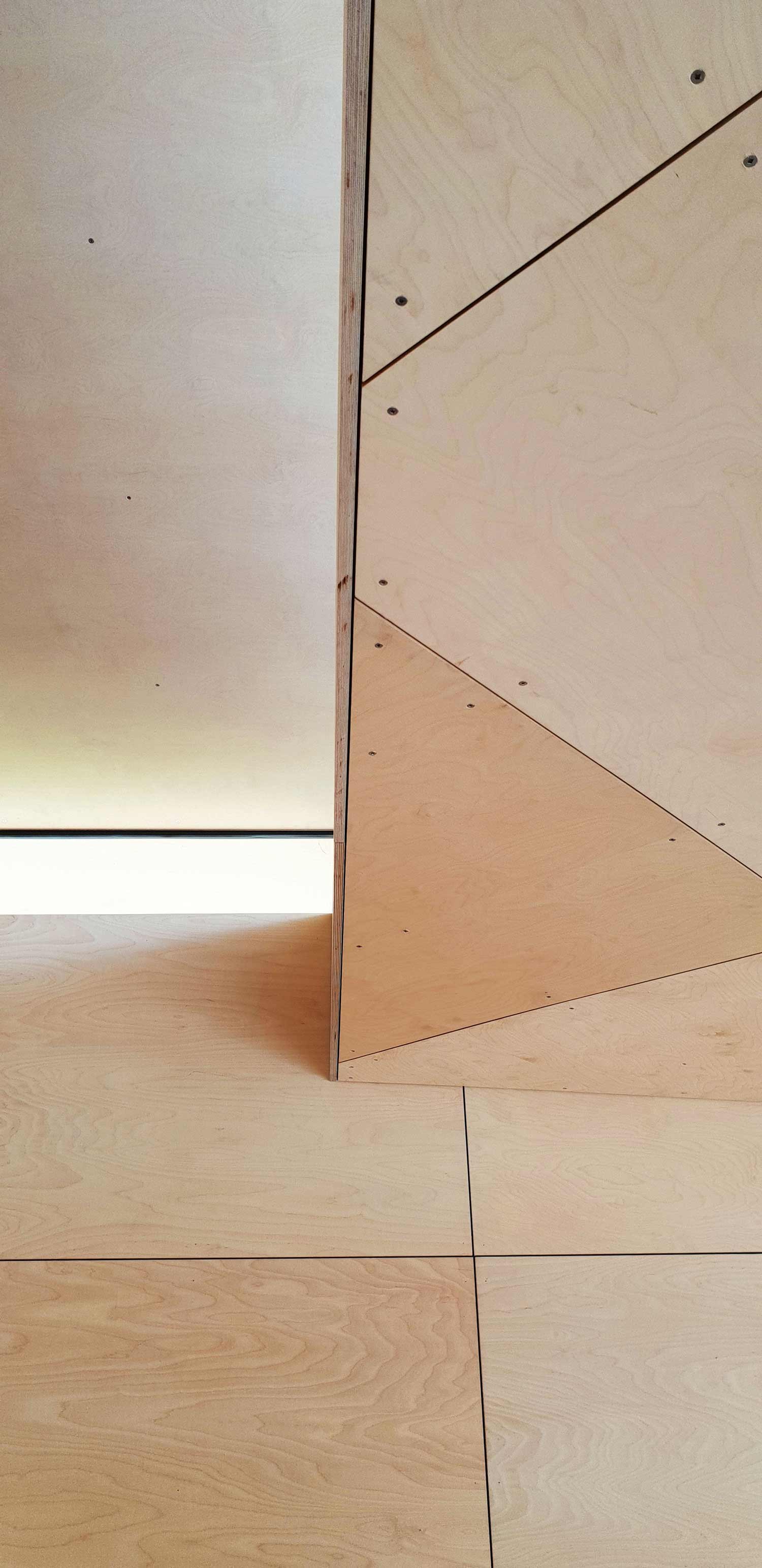 Triangulated ply wood ceiling | RAAarchitects