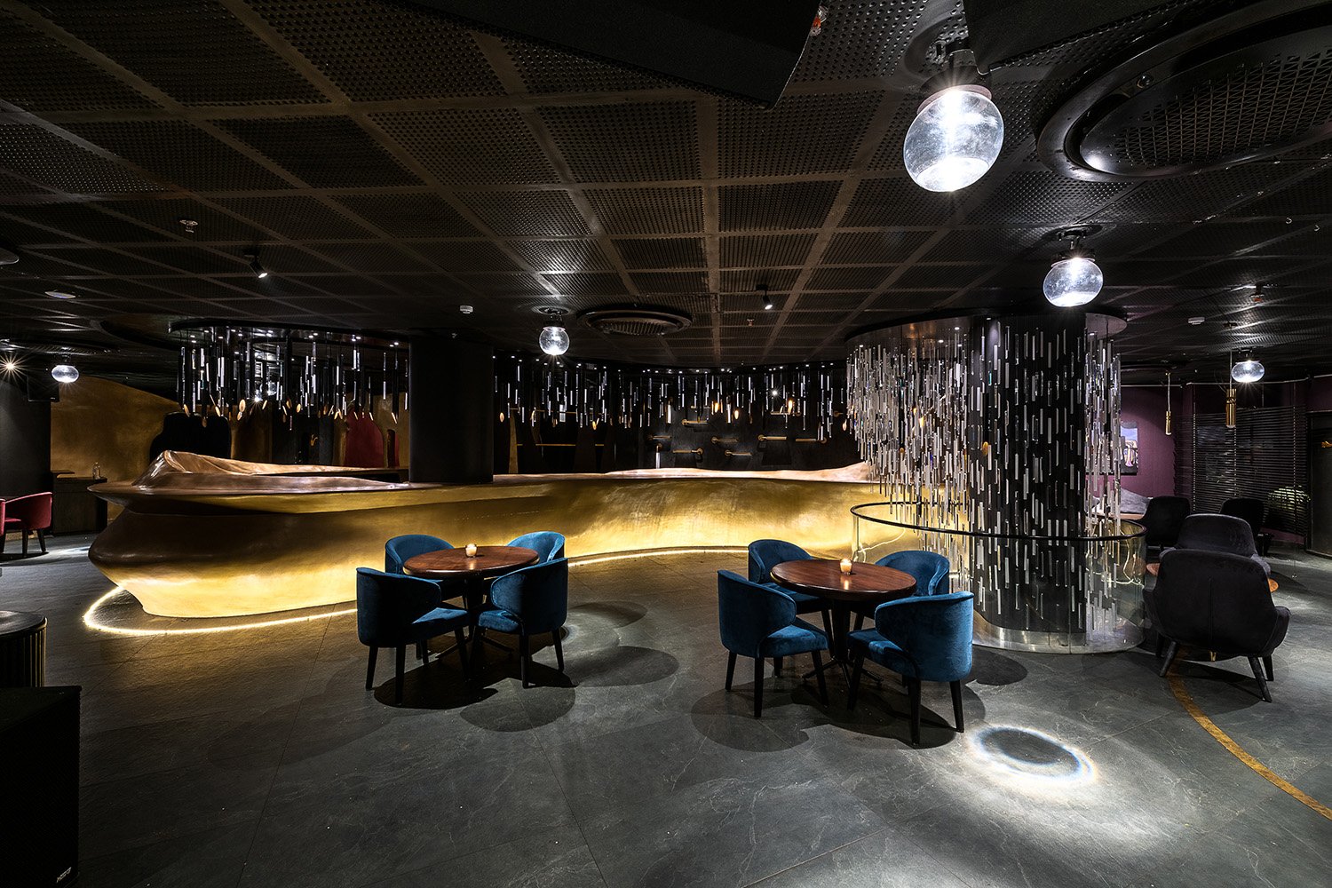 Light installation above the bar is an interpretation of sheets of rain pouring down. | ©Photographix | Sebastian + Ira