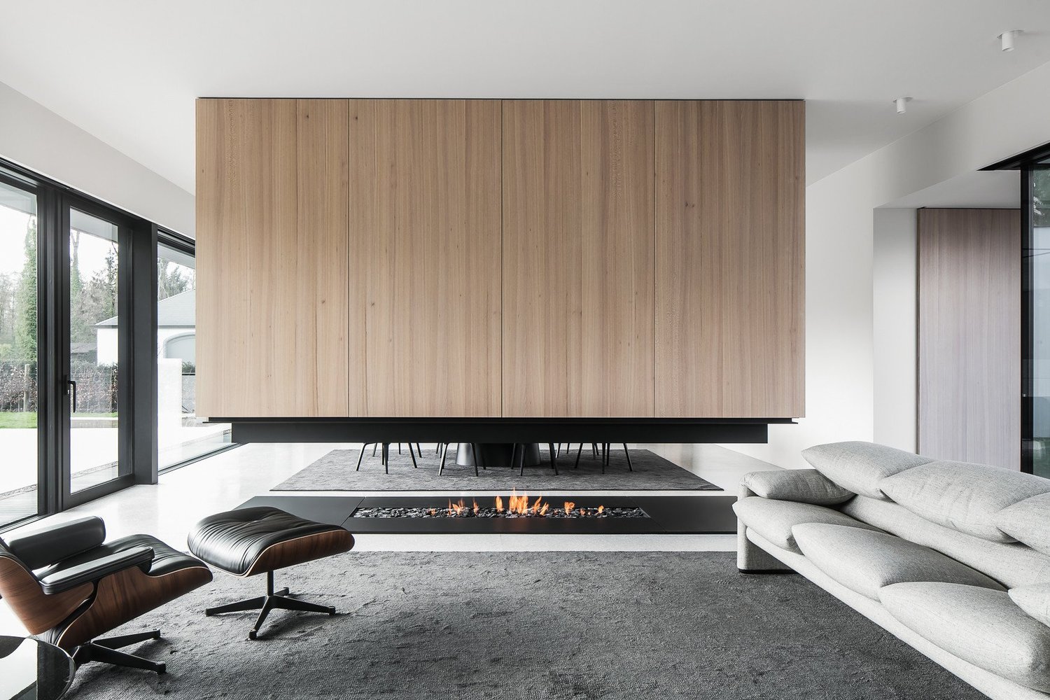 View of floating fire-place, dividing kitchen area from living room. | Thomas De Bruyne (Cafeine.be)