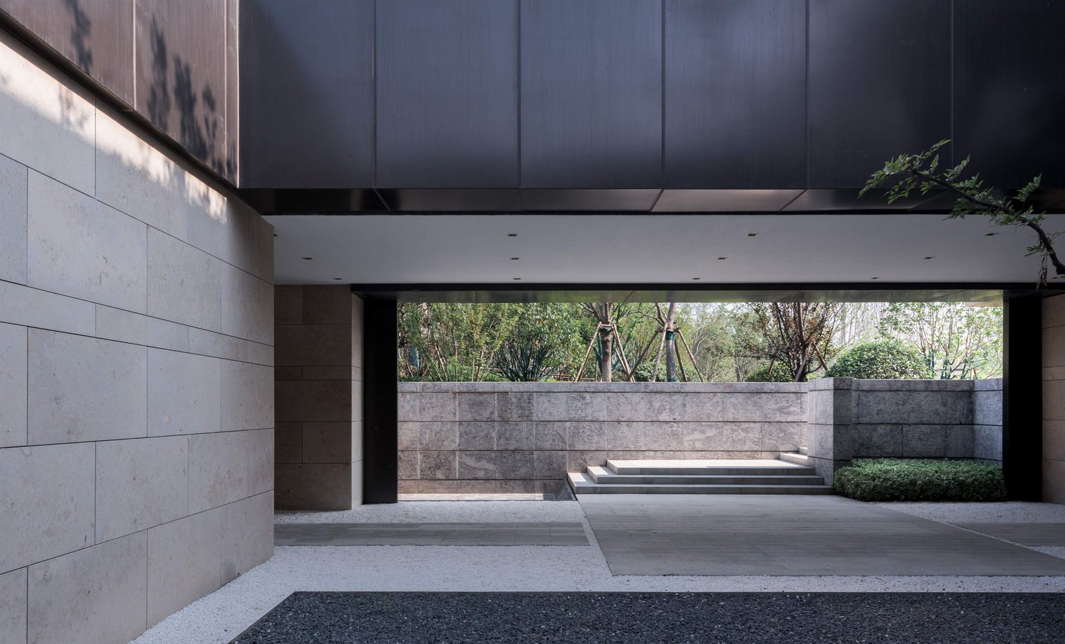 Inner yard gray space | Lacime Architects