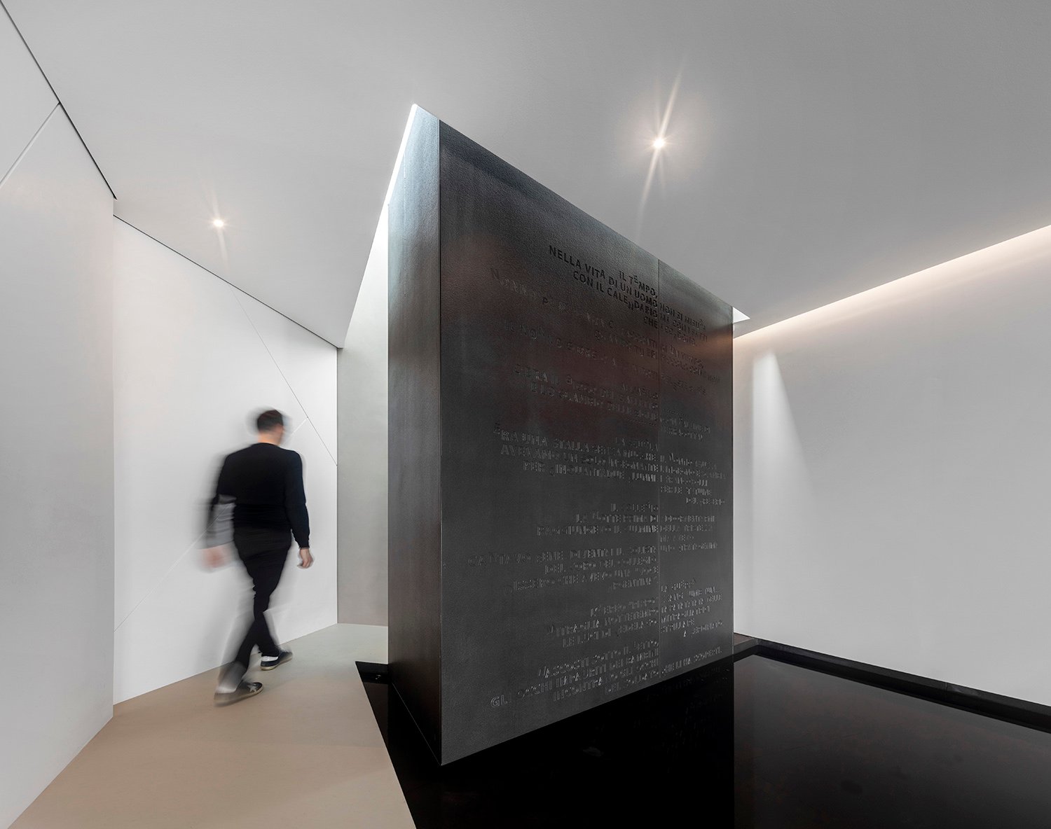 Giorgio Milani sculptured wall | FG+SG architectural photography