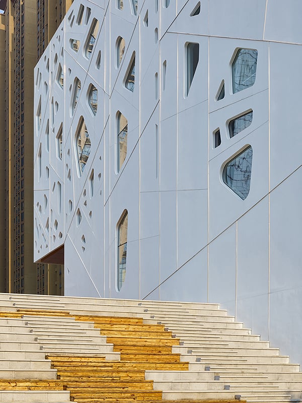 Details on the facade and the grand seating stand by the building. | Su Chen