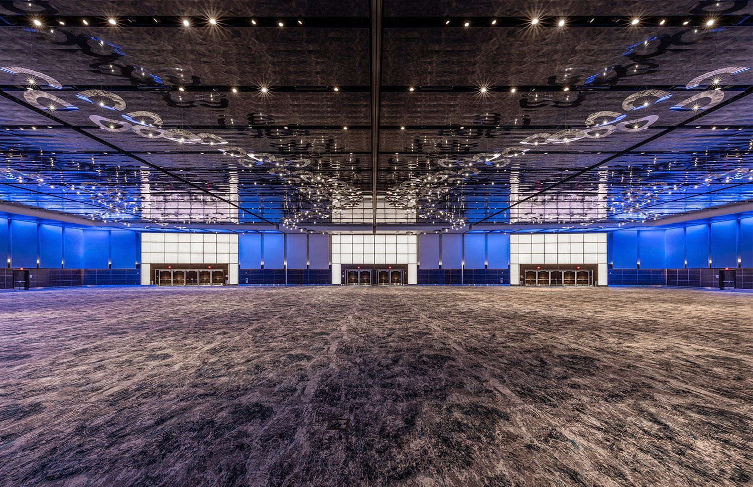 Interior colors and patterns emulate receding water, sea foam, and local coral reef patterns. | © Tom Clark