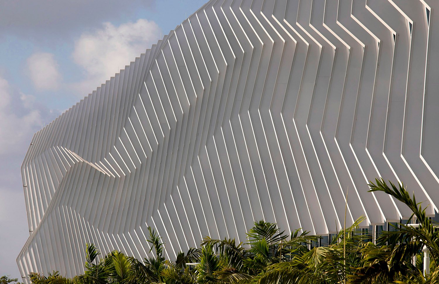 Hurricane-resistant connections and projectile resistant glazing on the exterior façade establish a strong and stable building envelope. | © Robin Hill
