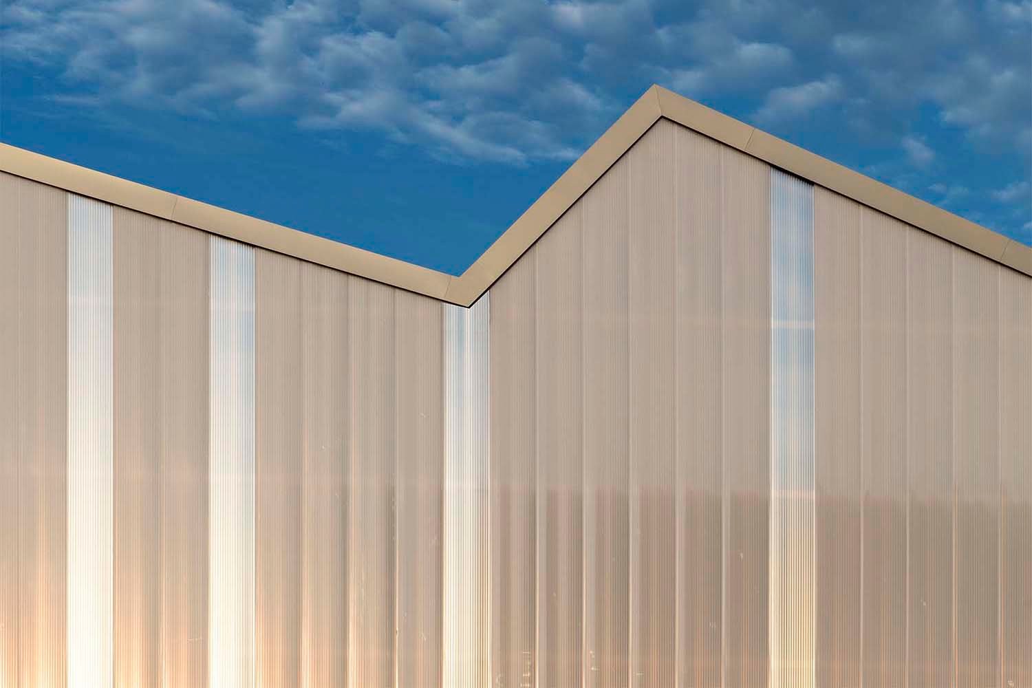 The polycarbonat facade illuminates the pillar-free test hall. | David Matthiessen