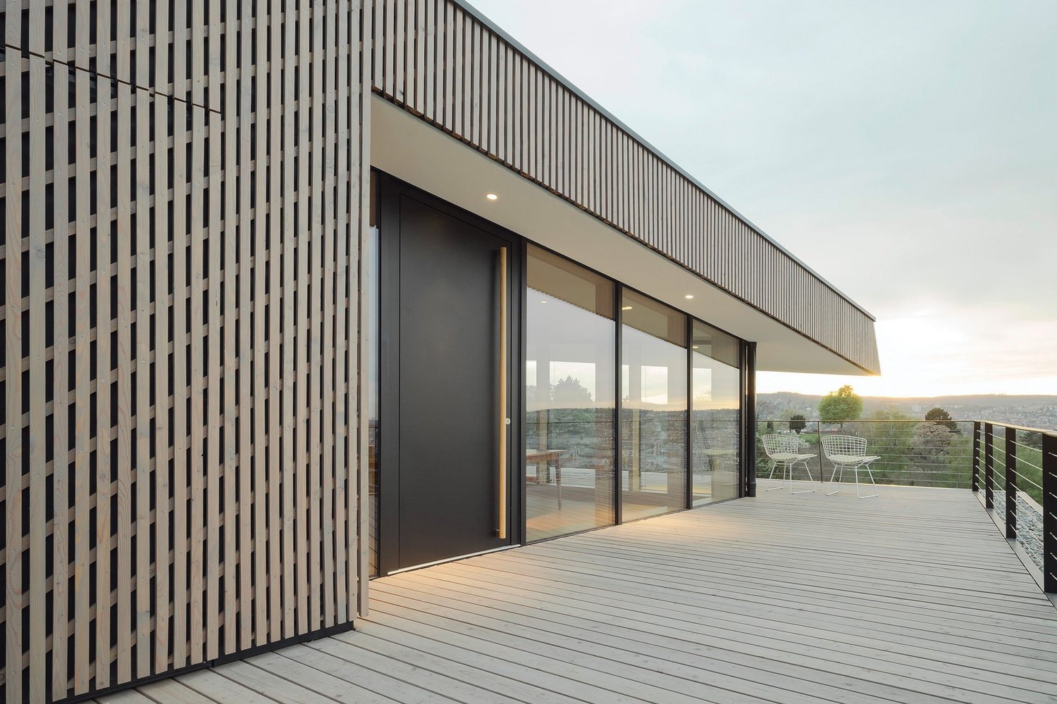 Northeast rooftop terrace with larch wood lath facade | Brigida González