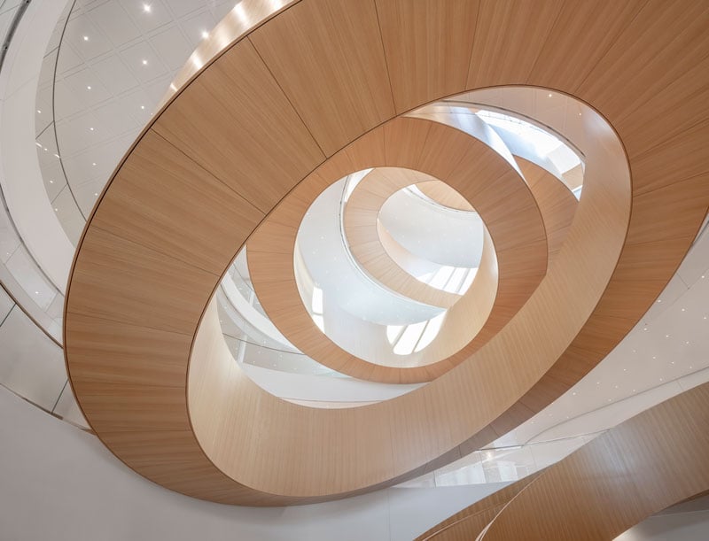 The staircase is a visual expression of the unity and collaboration between the staff and stakeholders and refers to the Olympic rings. | © 2019 / International Olympic Committee (IOC) / 3XN / IttenBrechbühl / MØRK, Adam - All rights reserved.
