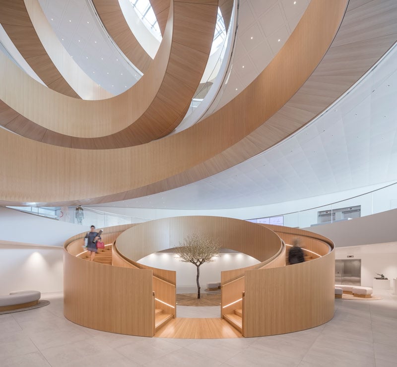 Following the principles of active design, the central oak staircase and its periphery define the central area for social activity and movement. | © 2019 / International Olympic Committee (IOC) / 3XN / IttenBrechbühl / MØRK, Adam - All rights reserved.