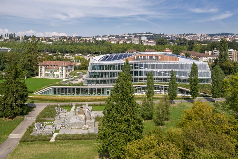 The distinctive and highly complex design incorporates sustainability, symbolism, healthy work environment, respectful integration into a historical park setting, flexibility and high performance without c | © 2019 / International Olympic Committee (IOC) / 3XN / IttenBrechbühl / MØRK, Adam - All rights reserved.
