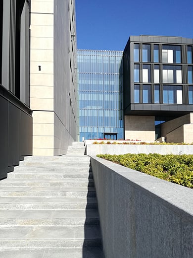 The stairs, the square, the entrance to the building | EFA studio di architettura _ Photo