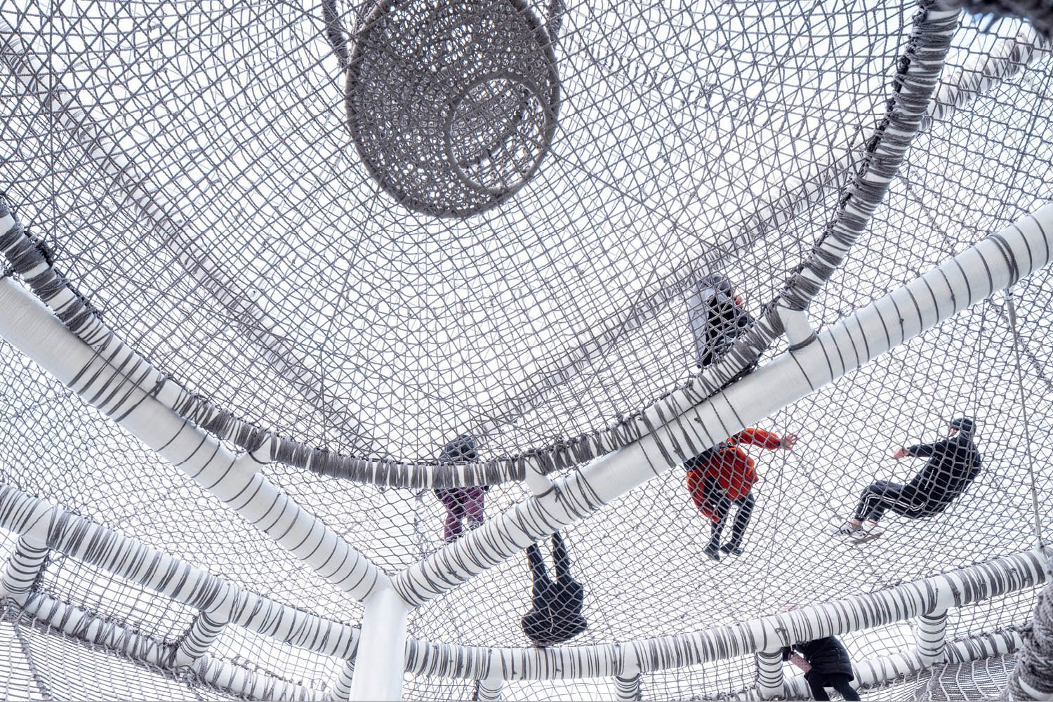 THE “CLOUD” is a netted playground supported by steel structures, where children explore three-dimensional challenges. | SASAKI