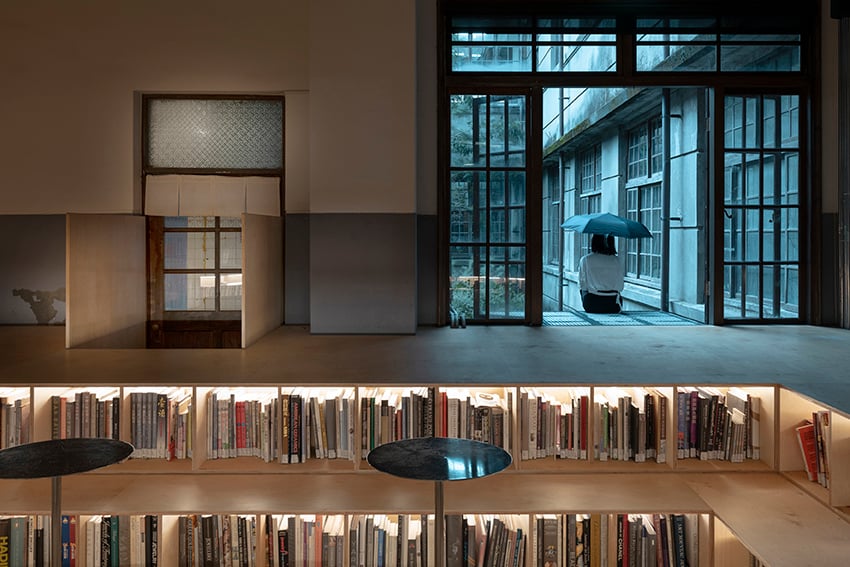 A harmony between heritage, the newly inserted library, natural air, and the garden outside. | Kuo-Min Lee