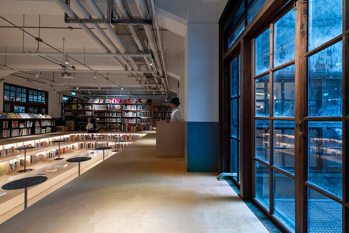 The library floor is raised to match the original window sill, forming a bridge to the outside garden | Kuo-Min Lee