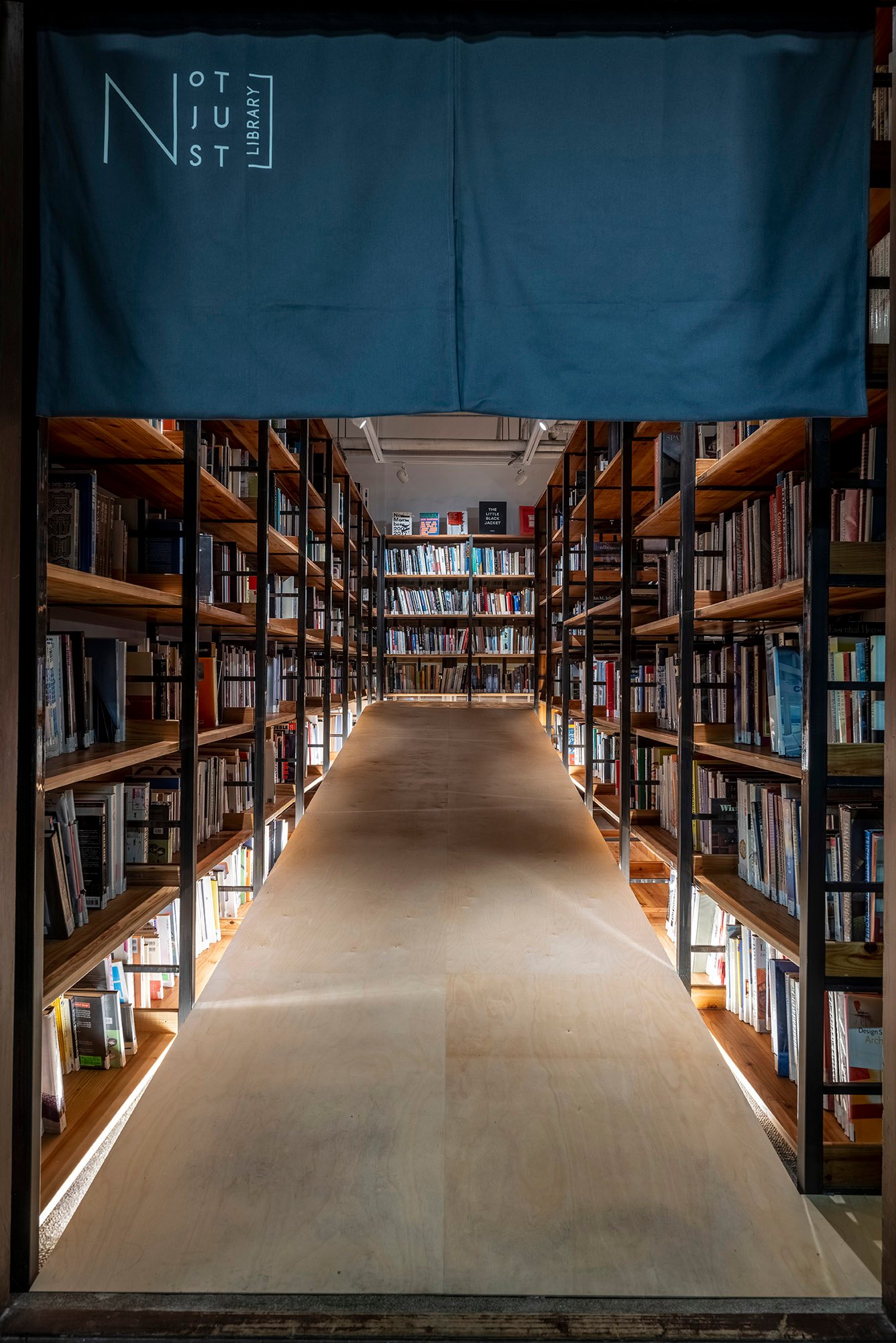 The entrance to the library, an uphill climb to feel the gravity of knowledge | Kuo-Min Lee