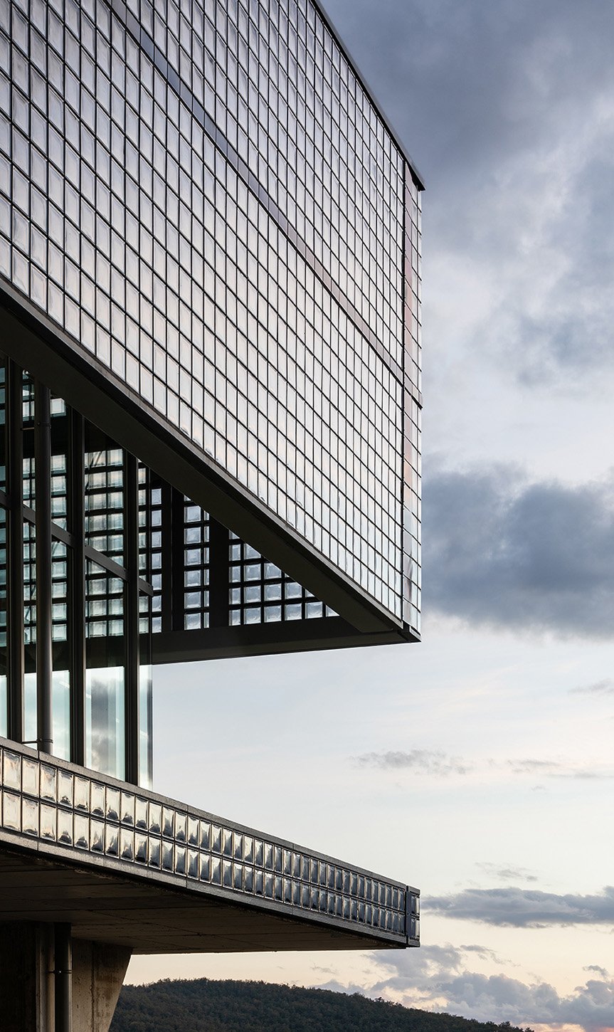 suspended brick glass facade | Marco Cappelletti