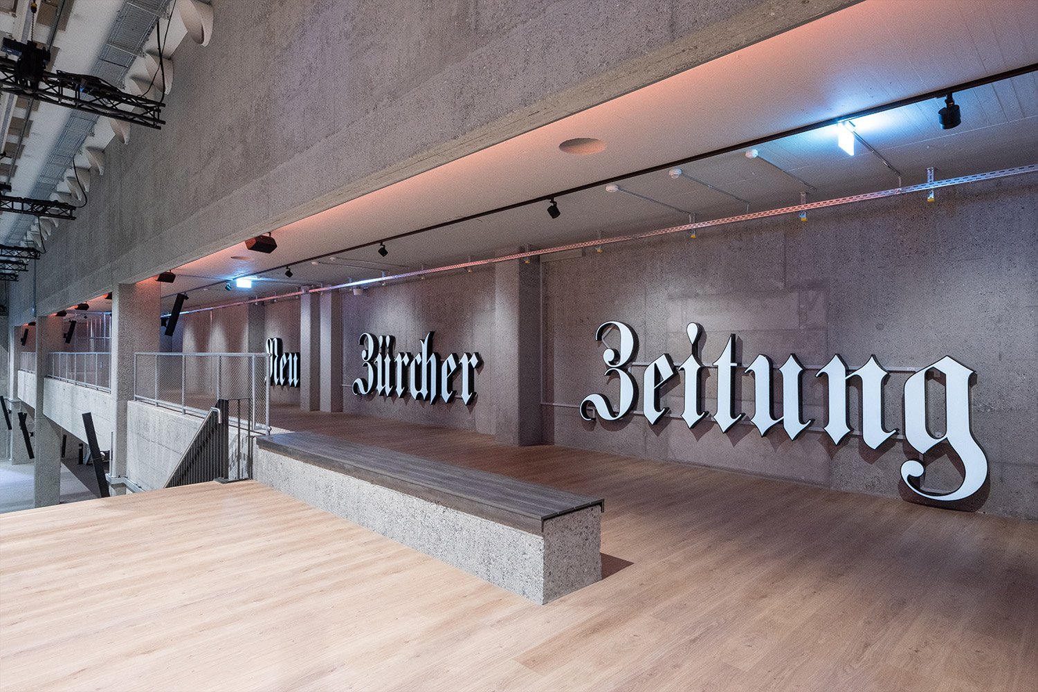 The logo of «Neue Zürcher Zeitung» pays homage to the history of the hall. | Daniel Werder