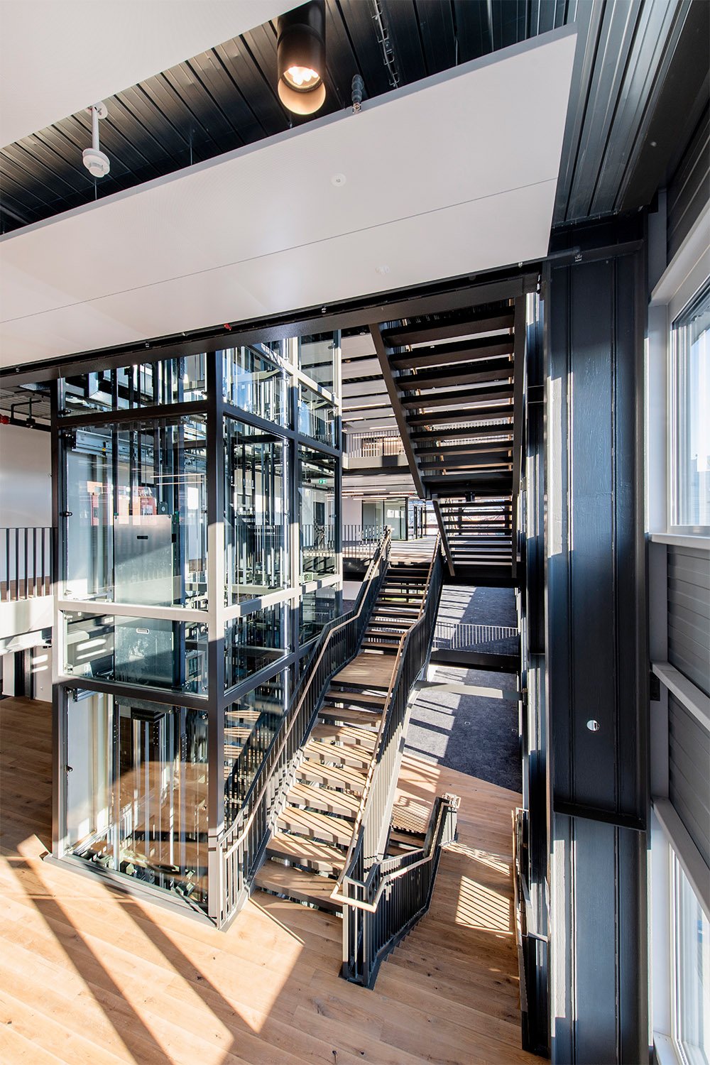 New light-filled atrium connects all floors in the new office building. | Peter Wuermli