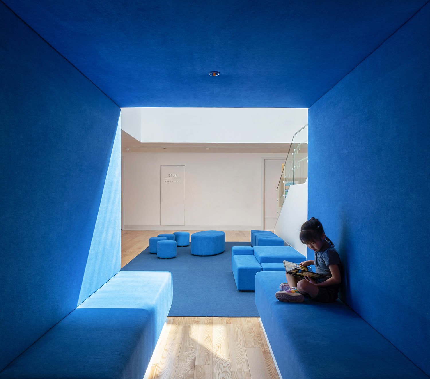 Learning Pods are organized around the atrium as smaller spaces for children to sit quietly. | Zhang Chao