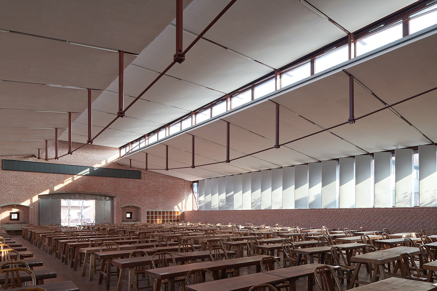 Comfortable natural light environment inside the major workshop is formed by windows and aluminum louvers | Chen Hao