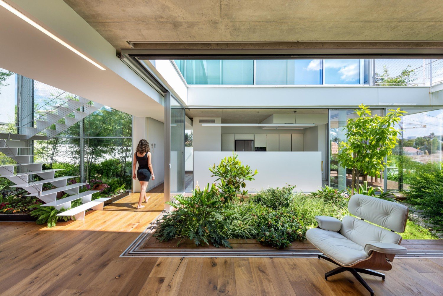 kitchen/ living areas , the garden in the centre becomes the protagonist of the house. | unseen views