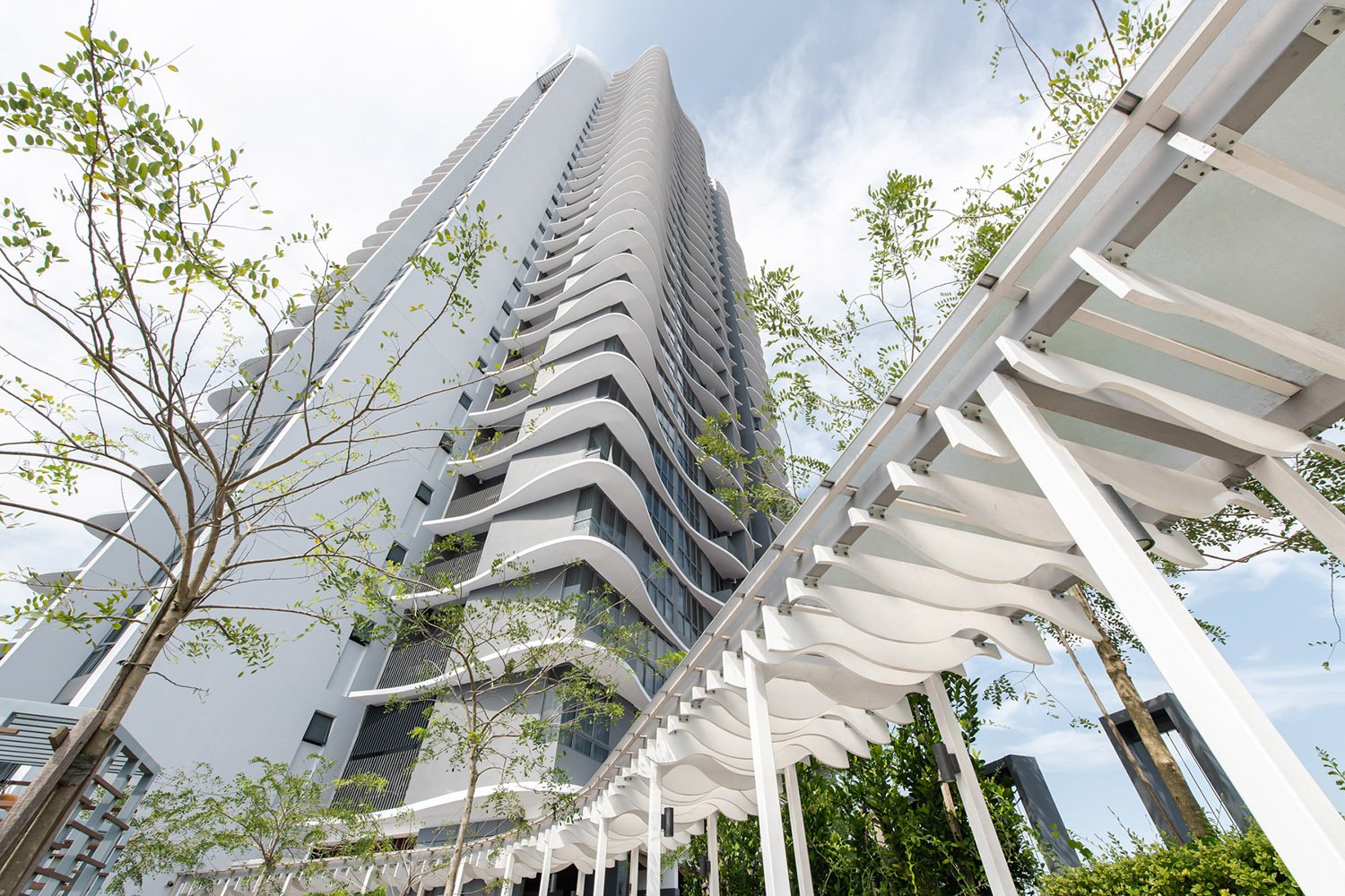 Curvilinear language of the coping and the three-dimensional arch at the crown of the tower stands majestically against the trellises and floor design at the facility level. | David Yeow