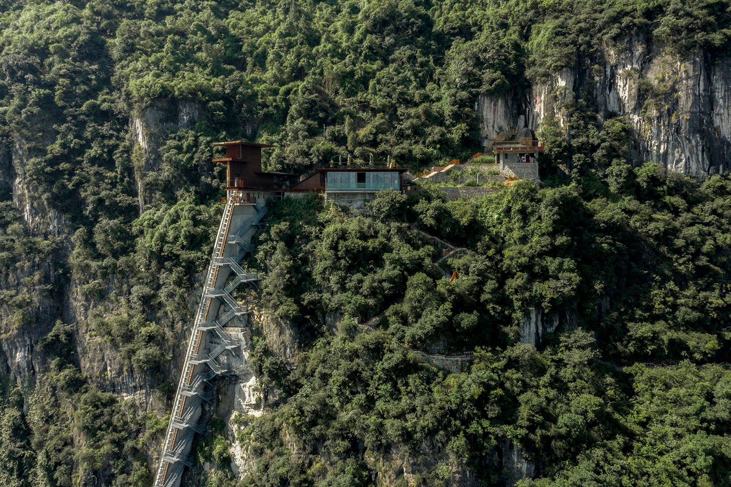 The sloped elevator stands up to the mountain, connecting the ground and Renhe Cave. | Arch-Exist