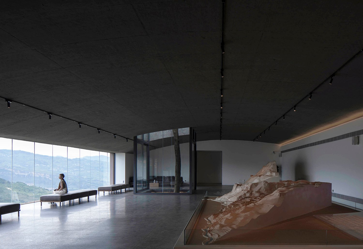 The Interior of the Reception Hall with the 17-meter-long Horizontal Window Facing Chishui River | Arch-Exist