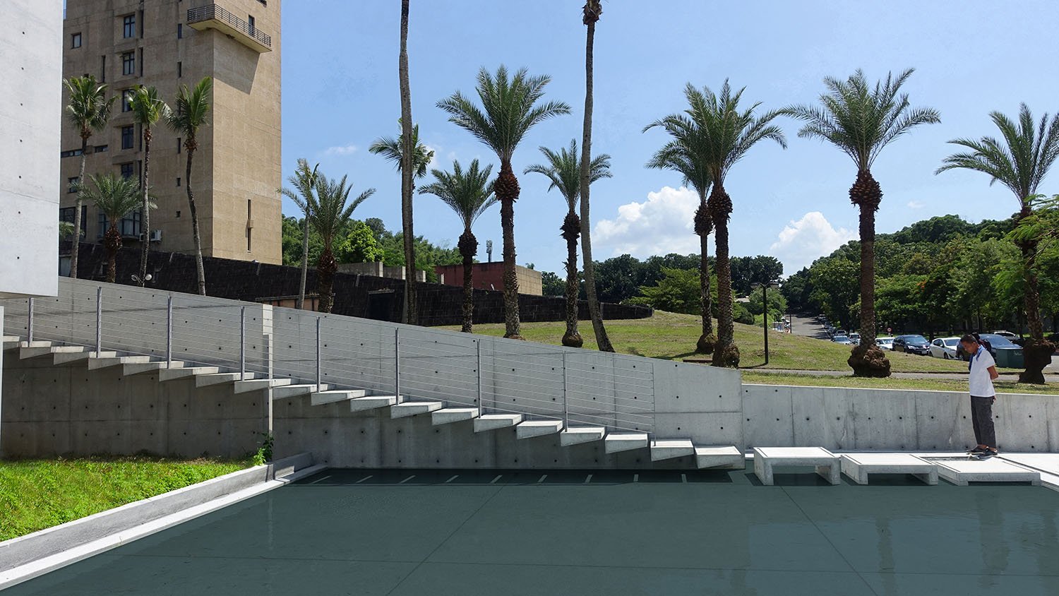 Low-rise stairs above the reflecting pool | ©KRIS YAO｜ARTECH