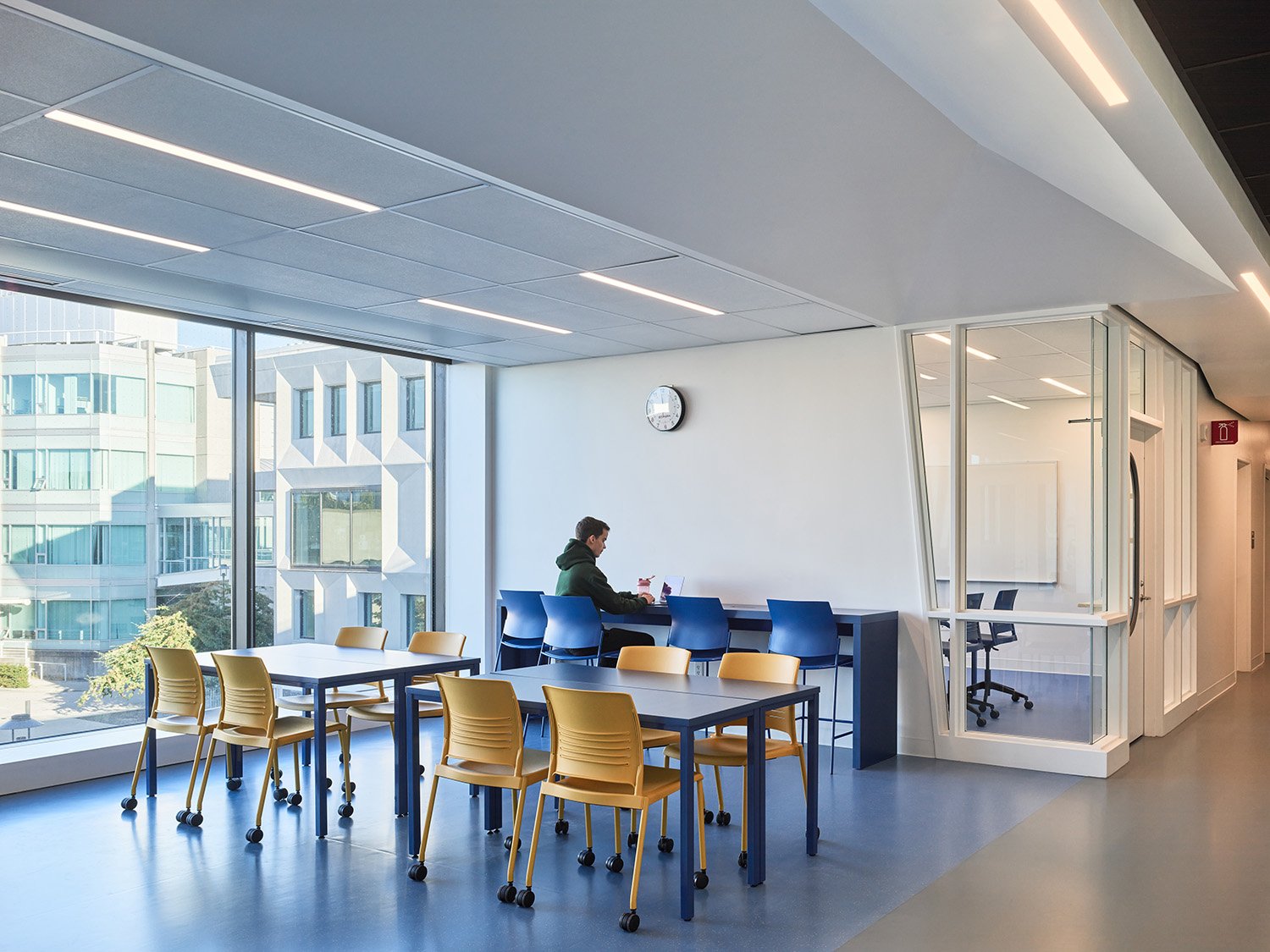 Ample daylighting: Informal Learning Spaces (ILS) that are continuous from the hallways allow for new visibility and a sense of place while bouncing light deep into the floorplate. At least 75% of all regularly occupied floor area achieves a direct line o | Andrew Latreille Photography