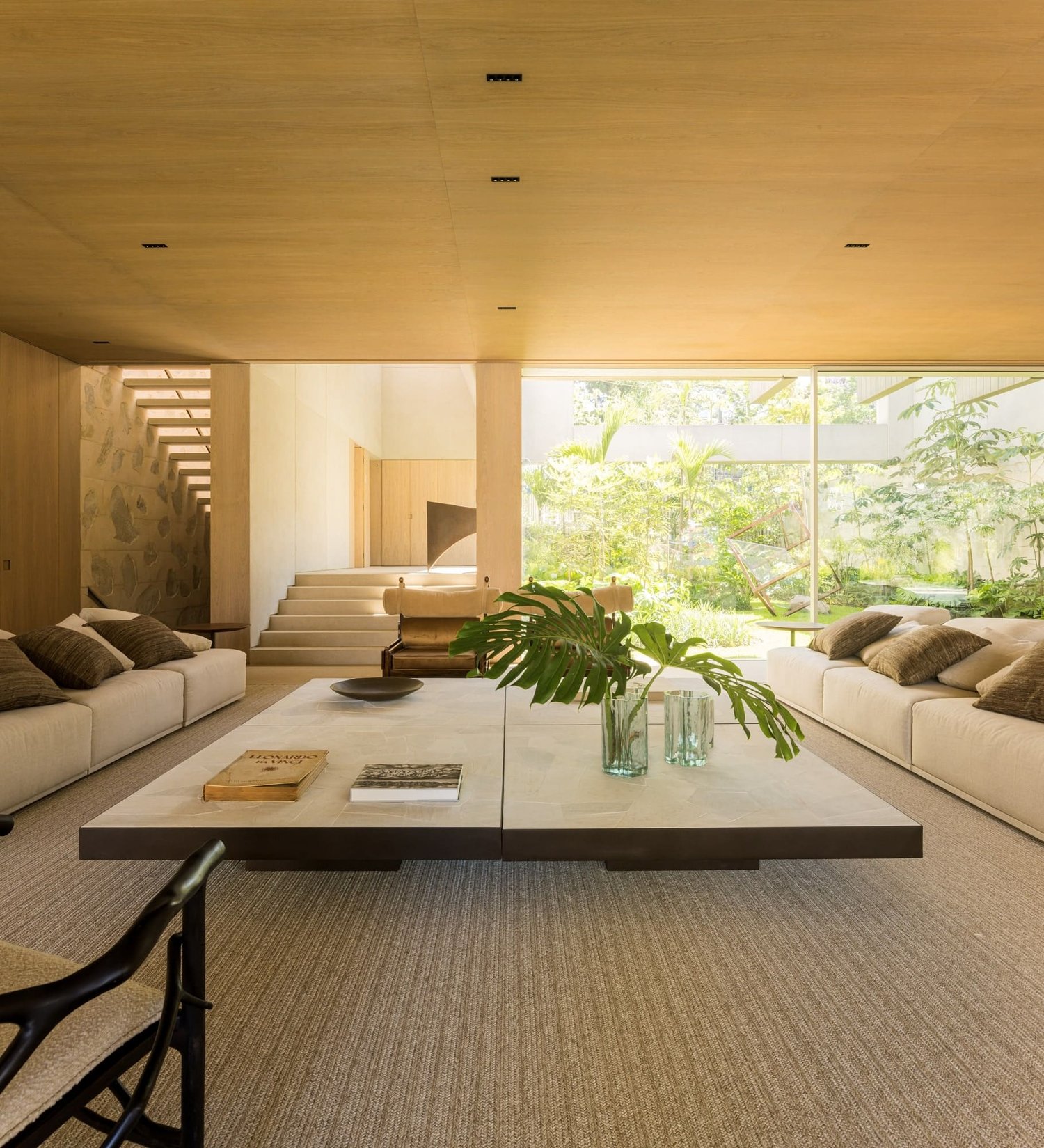 Entrance hall to meeting room to visitors and family reunion, with view to the Japanese garden – Art piece by José Bento, from Millan Gallery (São Paulo). Fusca sofa, designed by Arthur Casas for Micasa. Pair of Tonico armchairs, by Sergio Rodrigues | Fernando Guerra