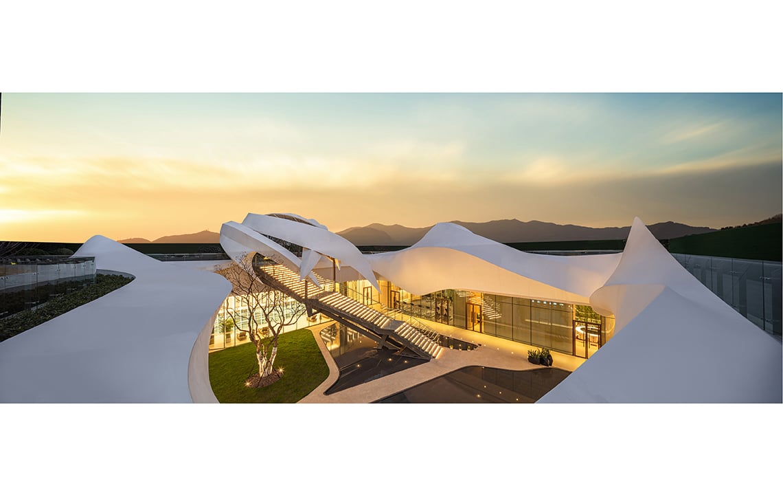 The project base is surrounded by mountains, with natural landscape resources such as Zijin Mountain and Hongshan Forest Zoo. | Photo by Kris Lin International Design