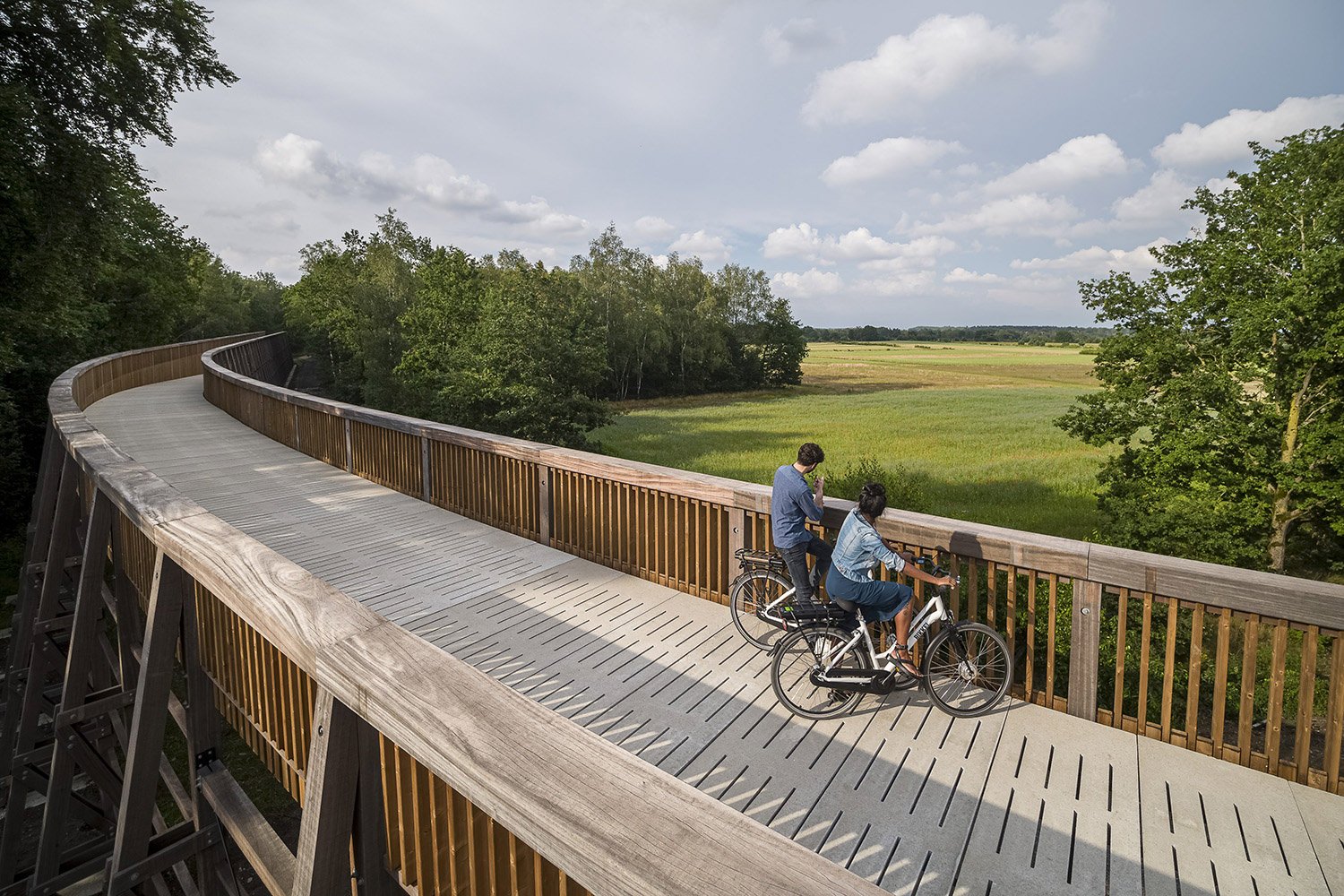 The bridge design offers a unique view on the surrounding nature. | Frank Resseler / Visit Limburg